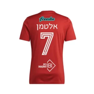 חולצת משחק אדידס אדומה עם הדפס גאומטרי והדפסים של לוגו של קבוצת הכדורגל הפועל תל אביב והספונסרים גב