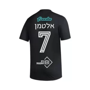 חולצת משחק אדידס שחורה עם הדפס גאומטרי והדפסים של לוגו של קבוצת הכדורגל הפועל תל אביב והספונסרים גב