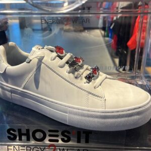 זוג תכשיטים לנעליים מכסף עם לוגו של קבוצת כדורגל הפועל תל אביב על נעל סניקרס לבנה